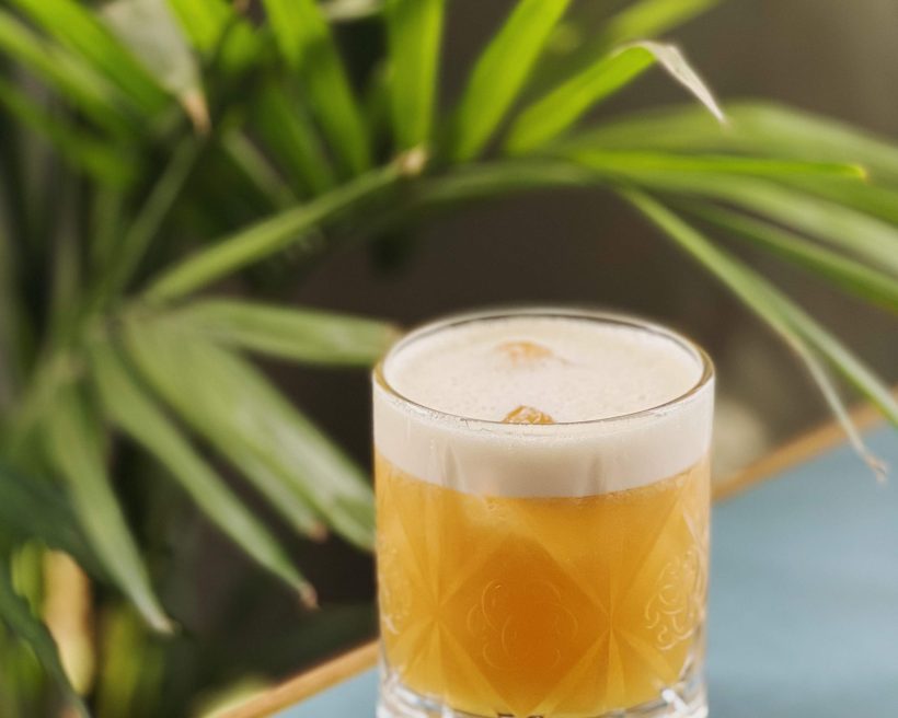 Die Cocktailkarte im Aviv 030 variiert mit der Saison. Beliebt ist gerade der Amaretto Sour.