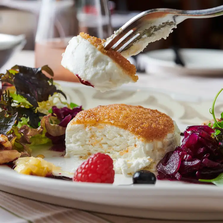 Gratinierter Ziegenfrischkäse mit Salat im EBERT, einem der besten deutschen Restaurants in Berlin