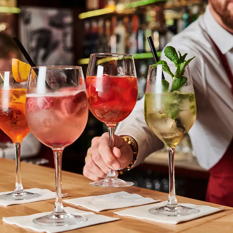 Aperitifs aus spritzigen Weinen mit Aroma im EBERT, einem der besten deutschen Restaurants in Berlin