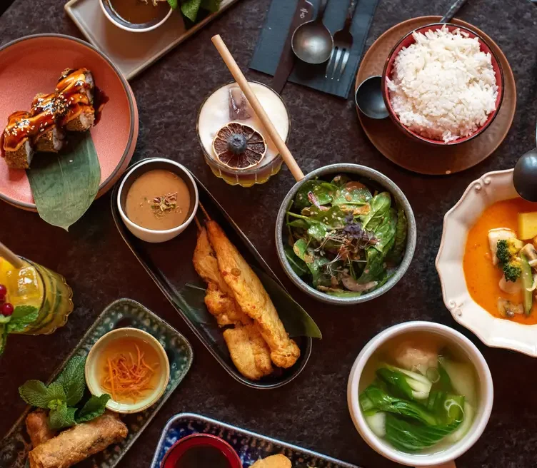 Asiatische Köstlichkeiten bei Maison Tran, einem der besten Restaurants in München. Vielfältige Gerichte, die die Aromen der asiatischen Küche perfekt vereinen
