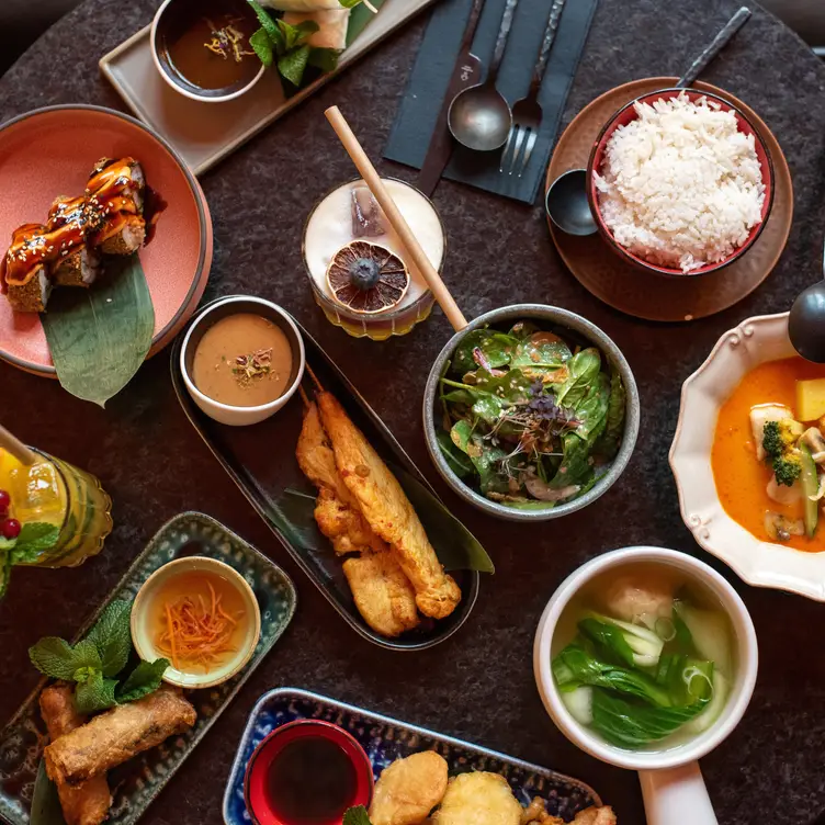 Asiatische Köstlichkeiten bei Maison Tran, einem der besten Restaurants in München. Vielfältige Gerichte, die die Aromen der asiatischen Küche perfekt vereinen