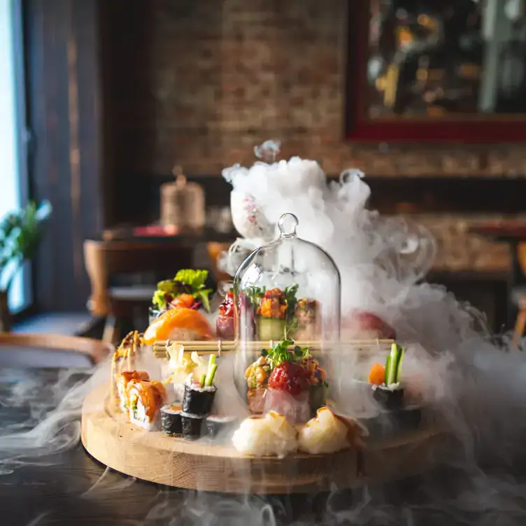 In Dampf gehülltes Sushi-Set bei Geisha Pan Asia & Sushi Bar, einem der besten japanischen Restaurants in München
