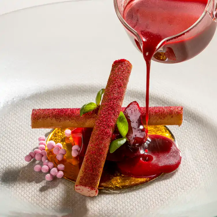 Ein Dessert mit Dekorationen bei Restaurant Haerlin, einem der MICHELIN-Sterne-Gewinner von 2025.