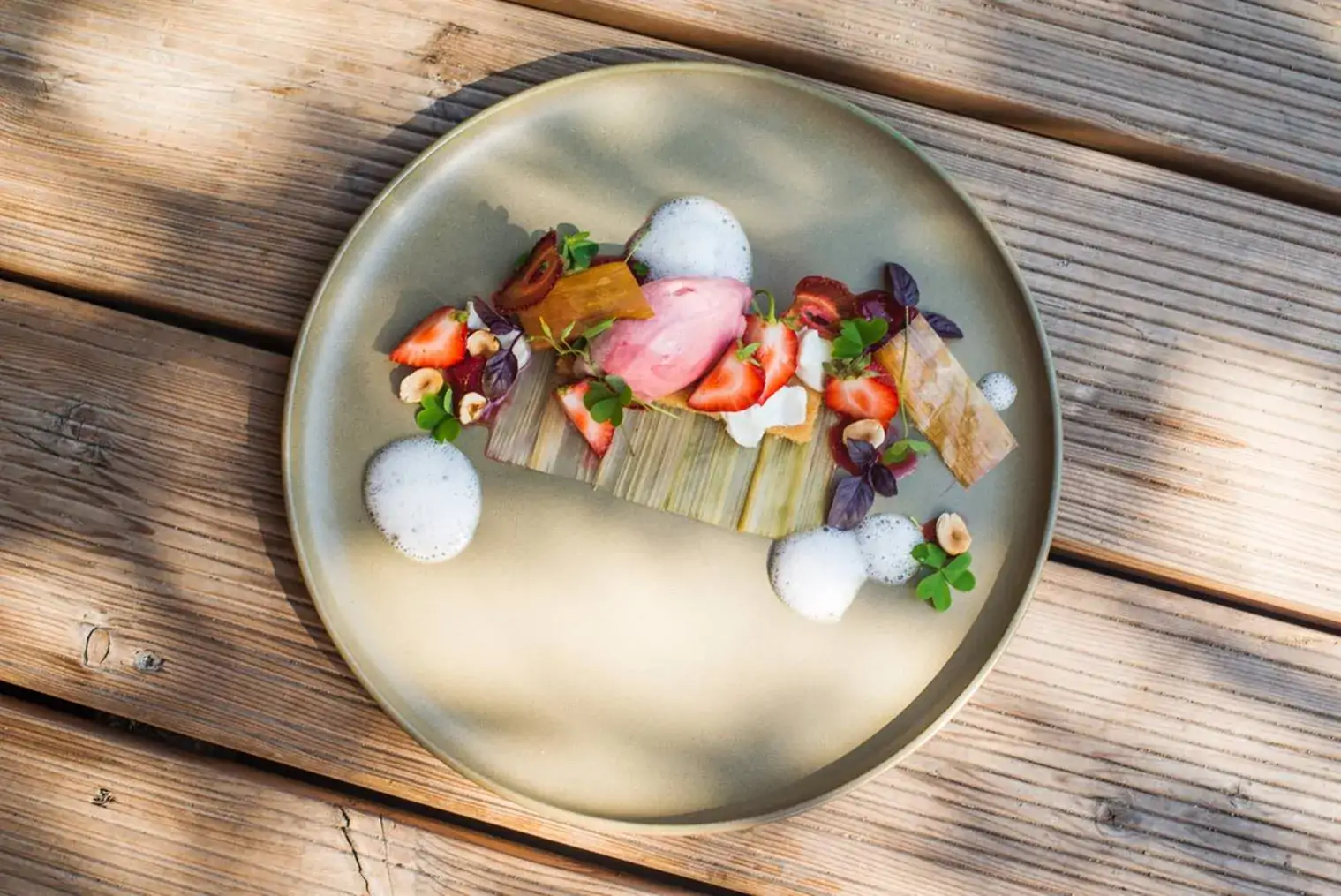 Teller mit süßem und fruchtigem Dessert im Katerschmaus, einem der besten Restaurants in Berlin mit Außenbereich