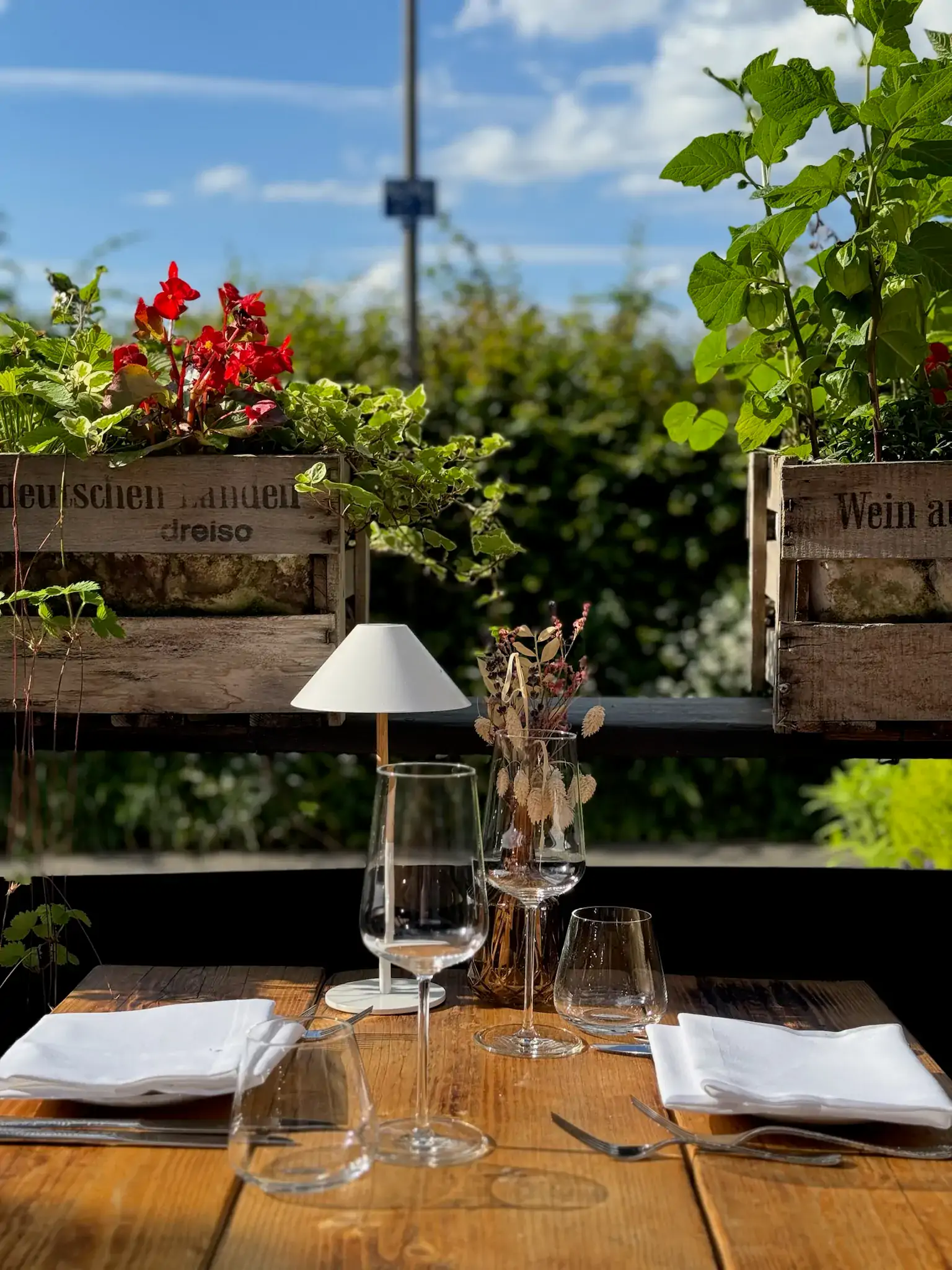 Tisch mit begrünter Umrandung im Landwehrstübchen, einem der besten Biergärten in Frankfurt