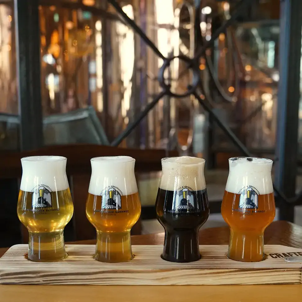 Servierbrett mit drei verschiedenen Biersorten im Bayerischen Bahnhof, einem der besten Biergärten in Leipzig.