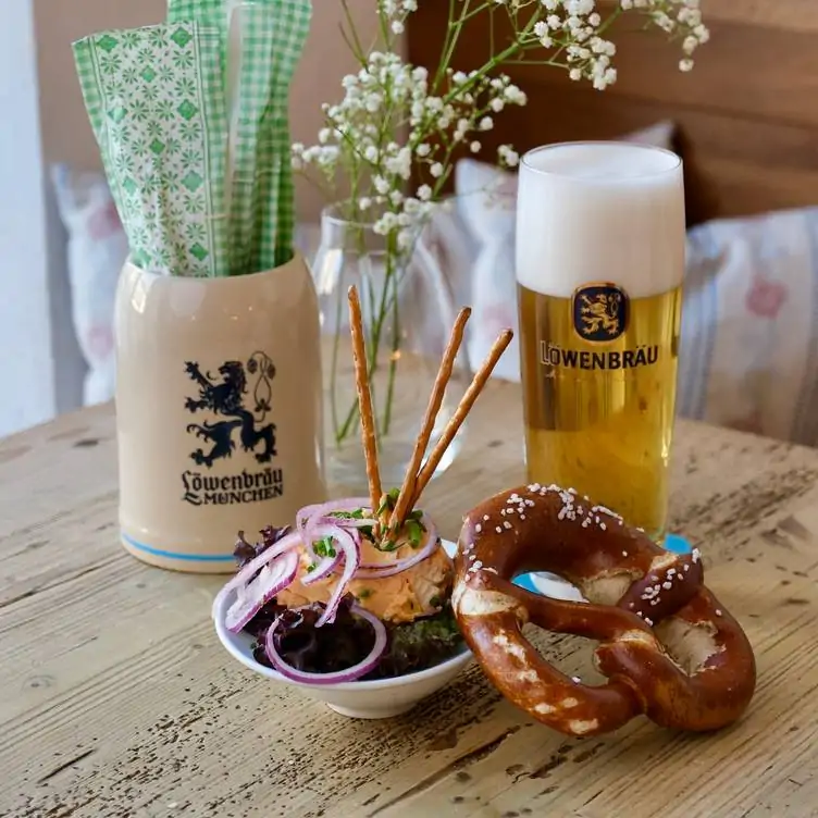 Brezen, Obazda und helles Bier im Löwenbräukeller, einem der besten Biergärten in München.