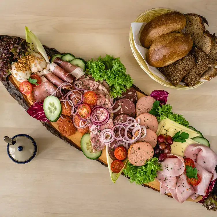 Herzhafte Platte mit Wurst- und Käseaufschnitt im Deutzer Brauhaus, einem der besten Restaurants in Köln.