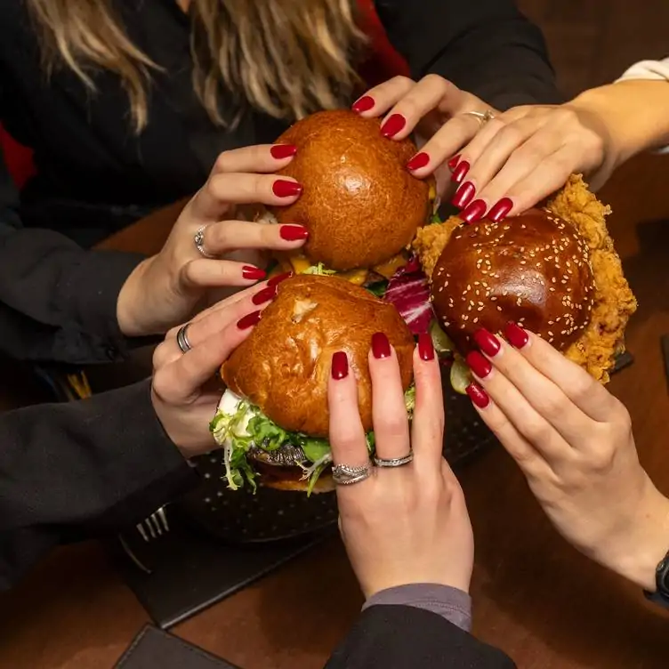 Drei Burger mit Brioche-Buns im JW Steakhouse Berlin, einer Top-Adresse für die besten Burger in Berlin.