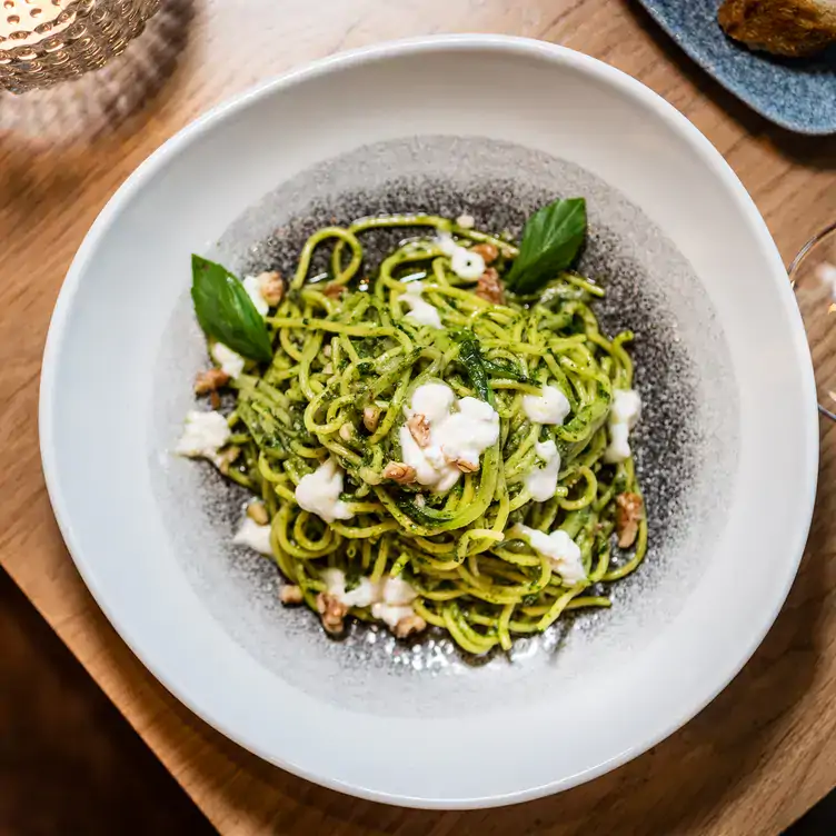 Teller mit Pesto-Spaghetti im Grissini Restaurant, einem der besten italienischen Restaurants in Köln.