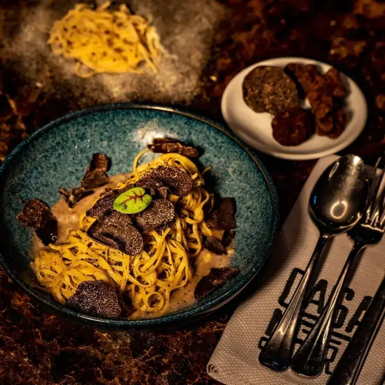 Pasta mit vegetarischer Beilage bei Casa Nostra München, einem der besten vegetarischen Restaurants in München.
