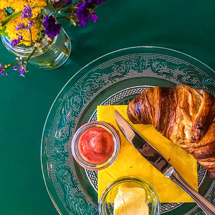 Teller mit Croissant, Butter und Marmelade im SUPER, einem der besten Restaurants für Frühstück in Berlin.