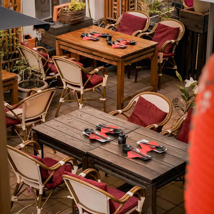 Terrasse mit gedeckten Tischen im Tokoro Sushi Bar Leipzig, einem der besten Restaurants der Stadt.