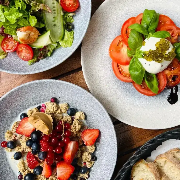 Für ein Brunch-Buffet in Hamburg am Wasser: Sichern Sie sich einen Tisch im Café Mélange in der Neustadt