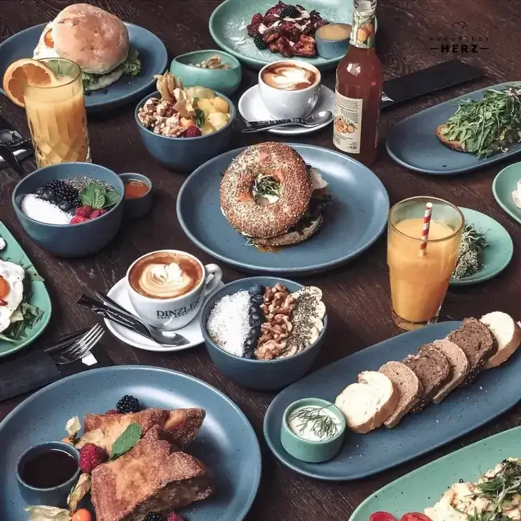 Für eine freundlich-gemütliche Atmosphäre in einem der Restaurants mit dem besten Brunch in München – statten Sie dem Hungrigen Herz in der Altdtadt einen Besuch ab